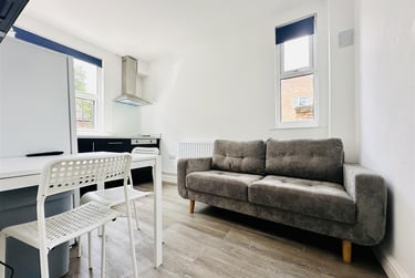 2 bed flat, Park Road, Lenton, Nottingham, NG71JG - Image 1